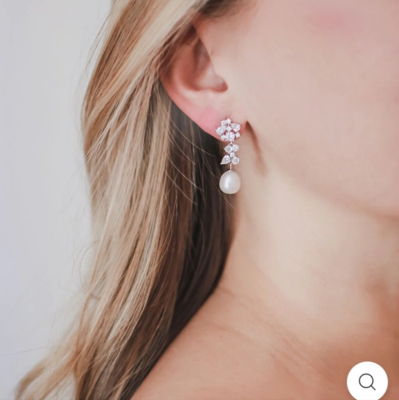 Dareth Colburn earrings freshwater pearl - Picture 3 of 5